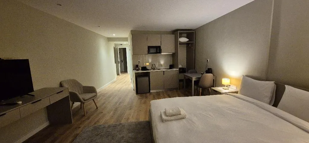 SUITE ONE BEDROOM WITH KITCHENETTE Room, Figleaf Kypseli, Athens