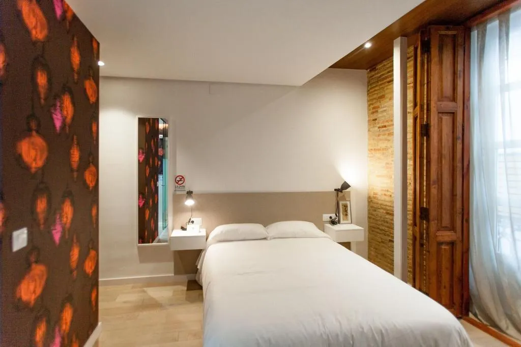 Room, Host & Home, Valencia
