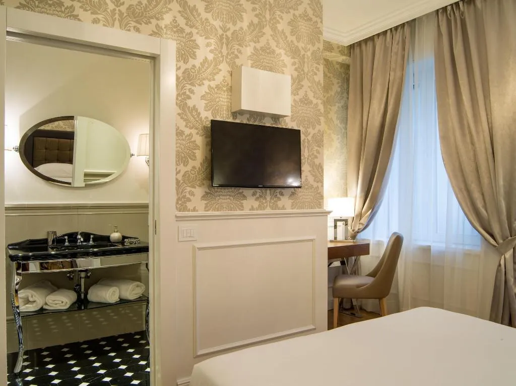 Room, Luxury Duomo Rooms, Milan