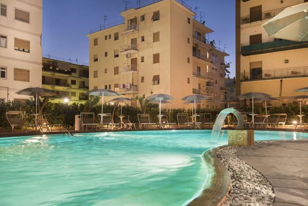 Pool, Leone, Naples