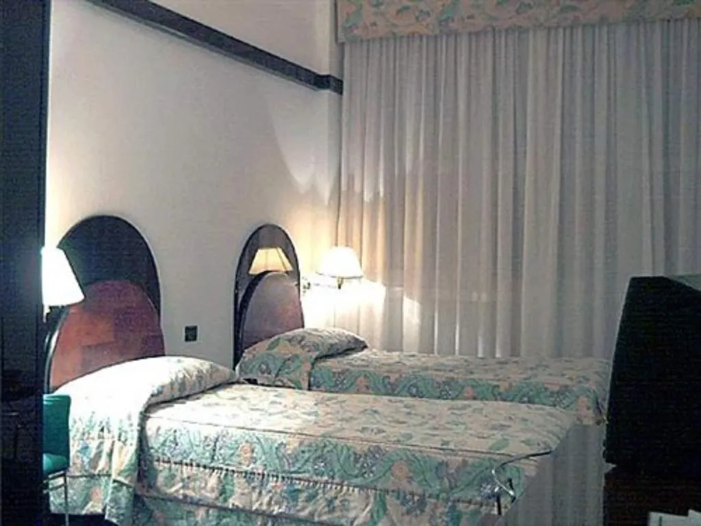 QUADRUPLE TWO DOUBLE BEDS Room, Hotel Delle Nazioni, Milan