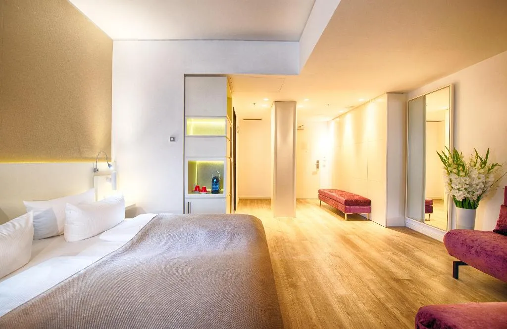 TRIPLE EXECUTIVE Room, Leonardo Hotel Berlin Mitte, Berlin