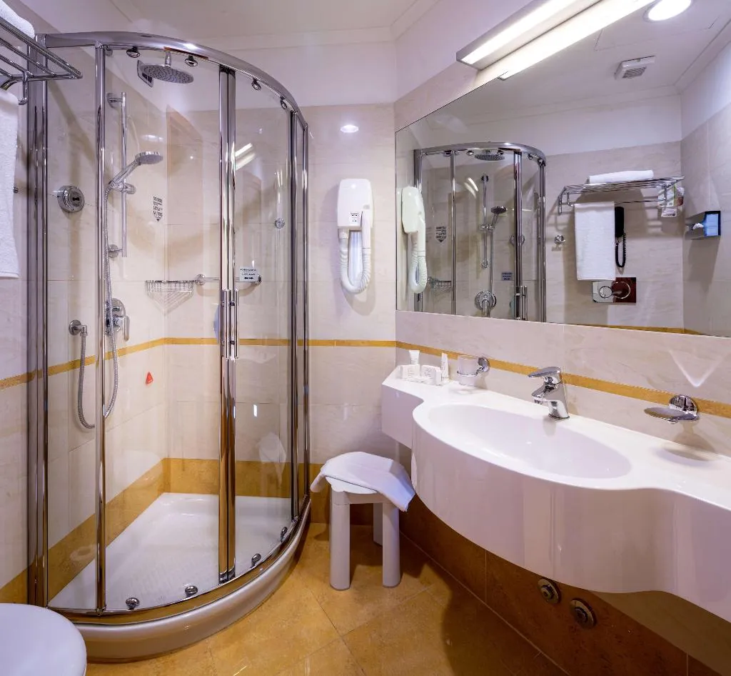 DOUBLE CLASSIC DOUBLE BED Room, UNA HOTELS Galles Milano, Milan