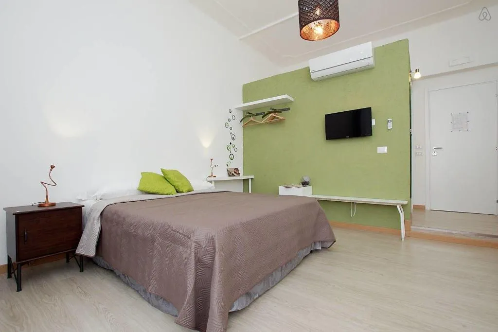 Room, Arthouse, Naples