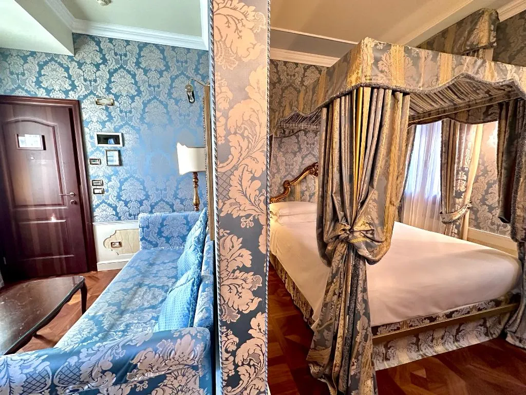 JUNIOR SUITE CAPACITY 4 Room, Canal Grande, Venice