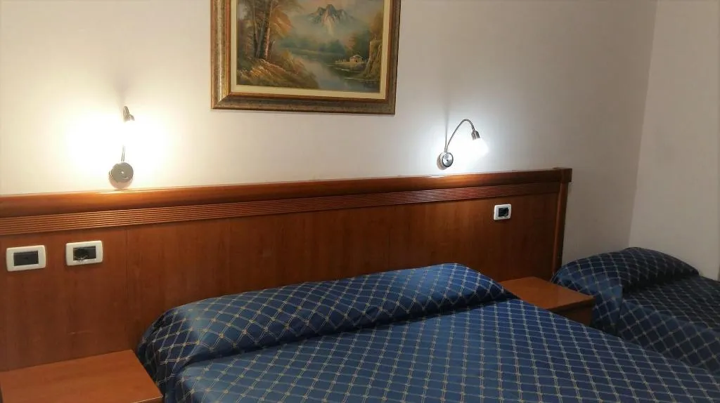 Room, Angelica, Naples