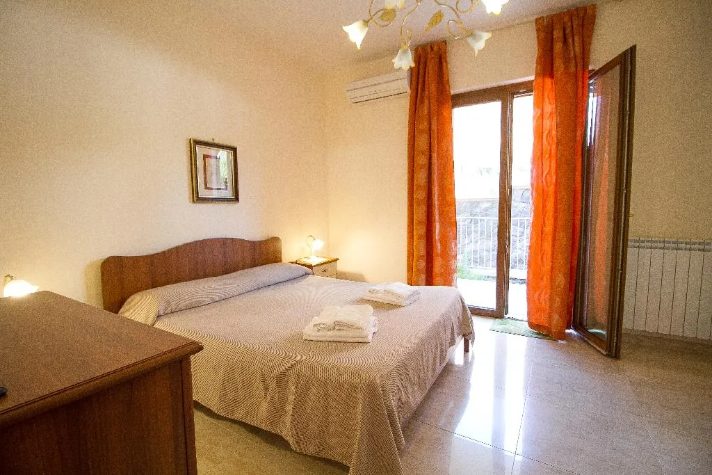 APARTMENT SEA VIEW THREE BEDROOMS Room, Etna Royal View, Catania