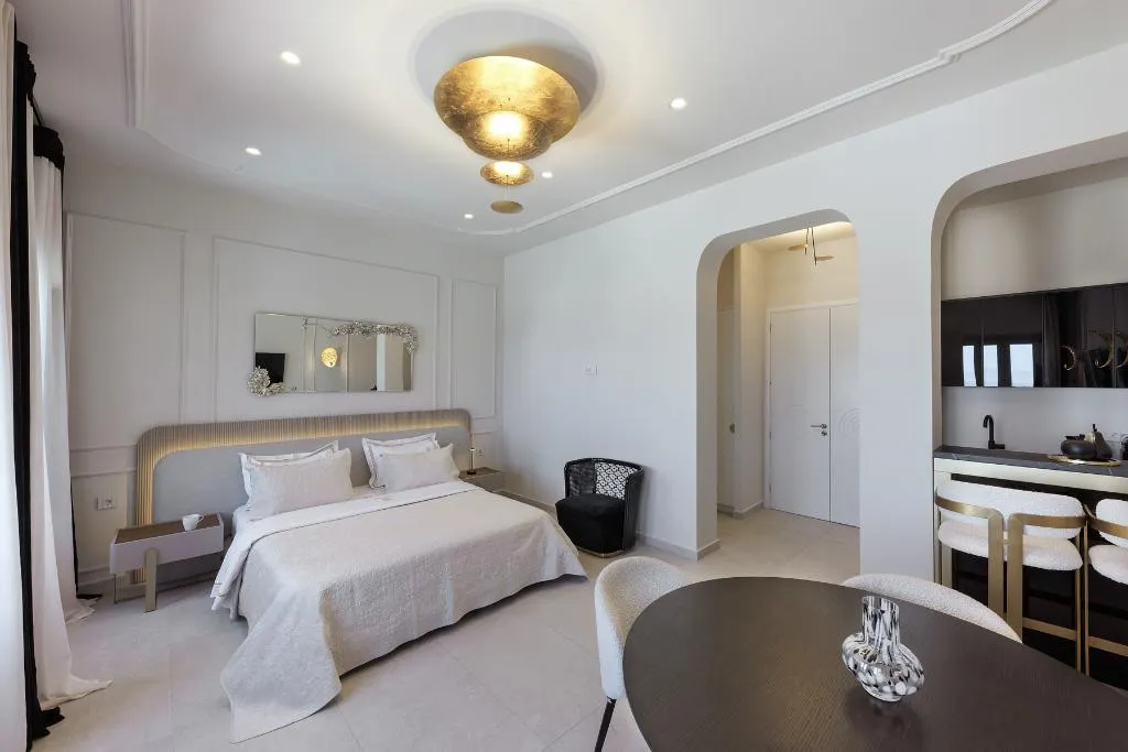 JUNIOR SUITE EXECUTIVE KING BED Room, La Madeleine Oia, Santorini