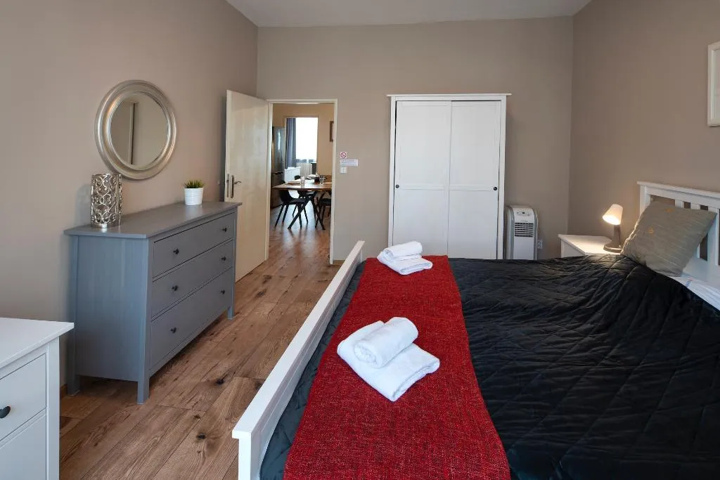APARTMENT FOUR BEDROOMS TWO BATHROOMS Room, New Town - Apple Apartments, Prague