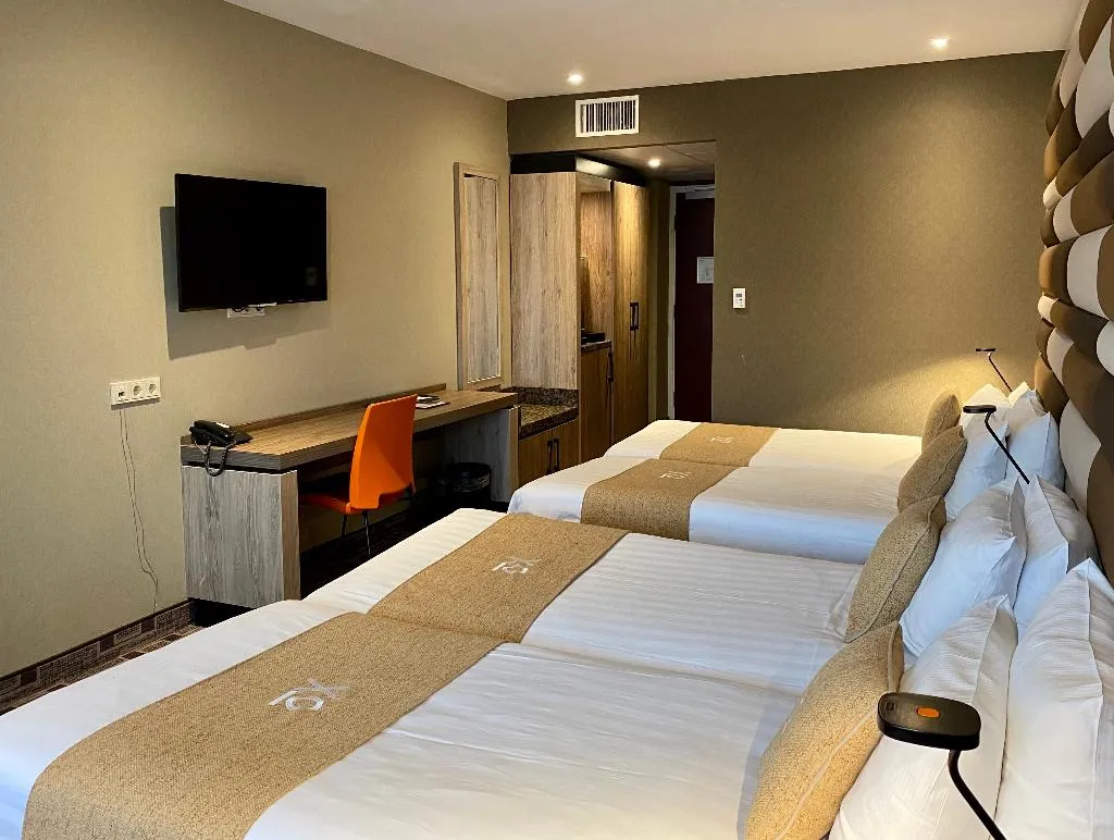 QUADRUPLE STANDARD Room, Xo Hotels Blue Tower, Amsterdam