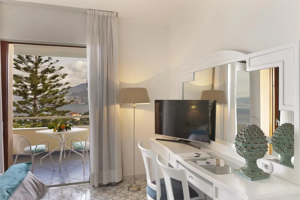 FAMILY ROOM SEA VIEW Room, Grand Hotel Vesuvio, Naples