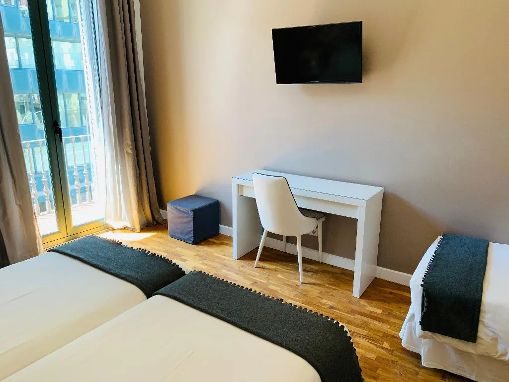 TRIPLE Private external bathroom Room, Super Balmes Guest House, Barcelona