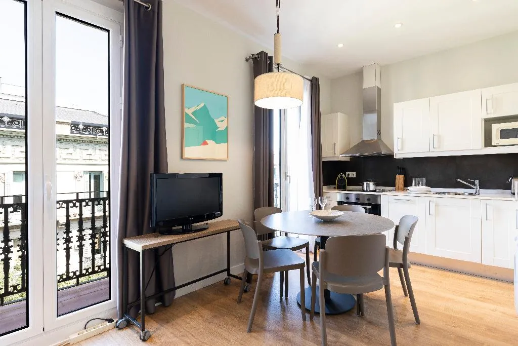 APARTMENT TWO BEDROOMS TWO BATHROOMS Room, Aspasios Urquinaona Design, Barcelona