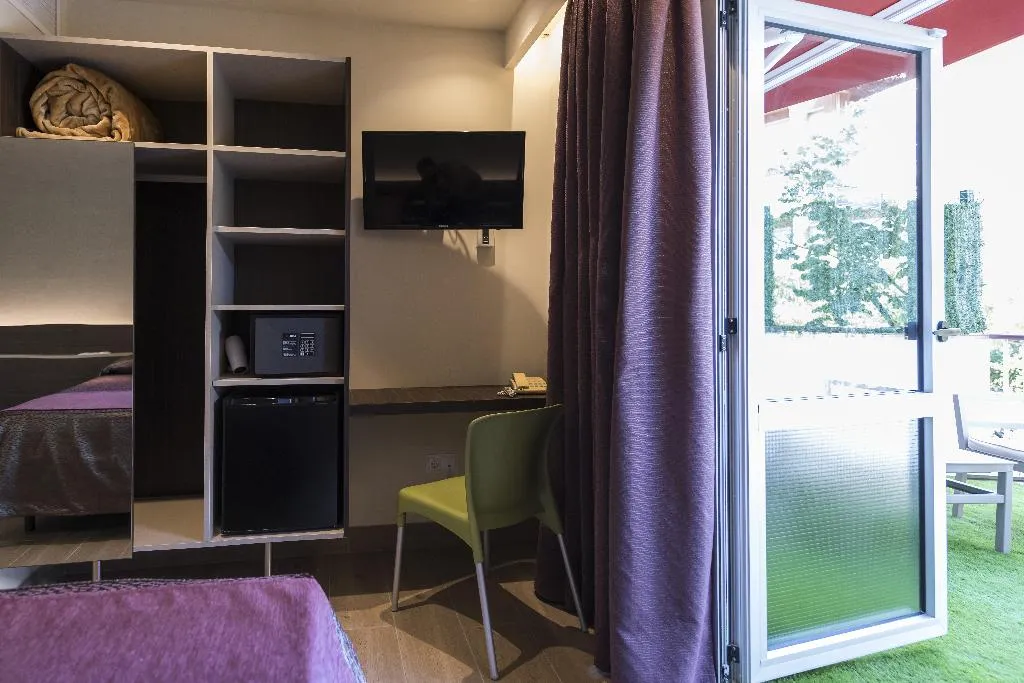 TRIPLE WITH TERRACE Room, Papi Blau, Costa Brava