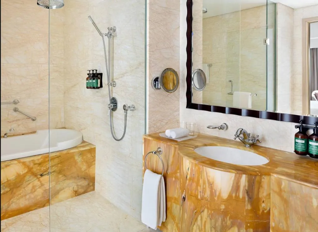 JUNIOR SUITE STANDARD Room, Crowne Plaza Jumeirah, Dubai