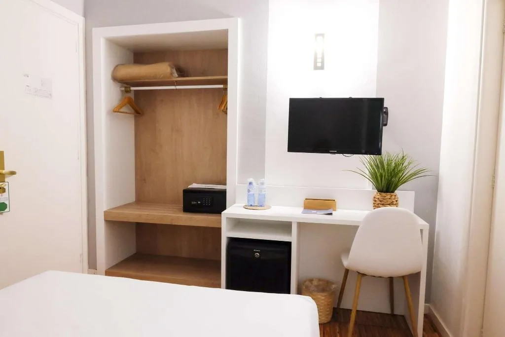 Double or Twin BASIC Room, Subur, Costa Brava