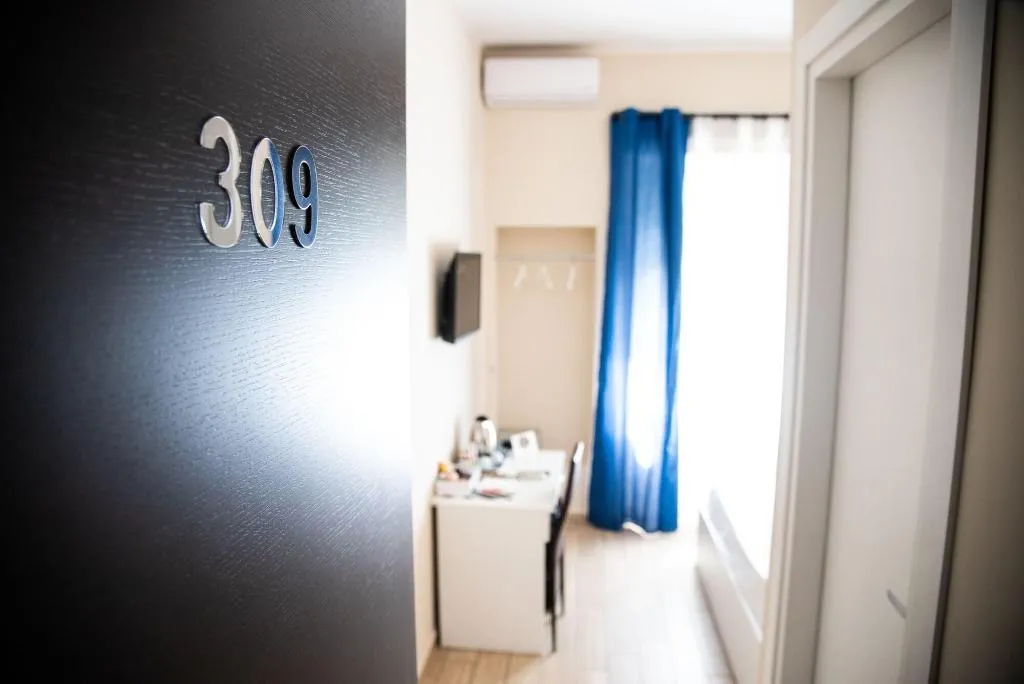 Room, B B Metropolitan, Naples