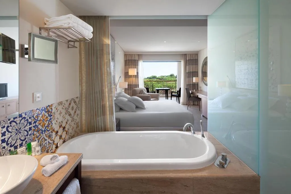 DOUBLE DELUXE GOLF VIEW Room, Hilton Vilamoura As Cascatas Golf Resort & Spa, Algarve