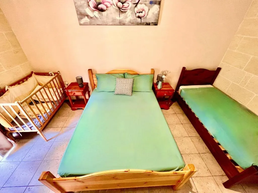 Room, Grotto's Paradise B&B, Gozo