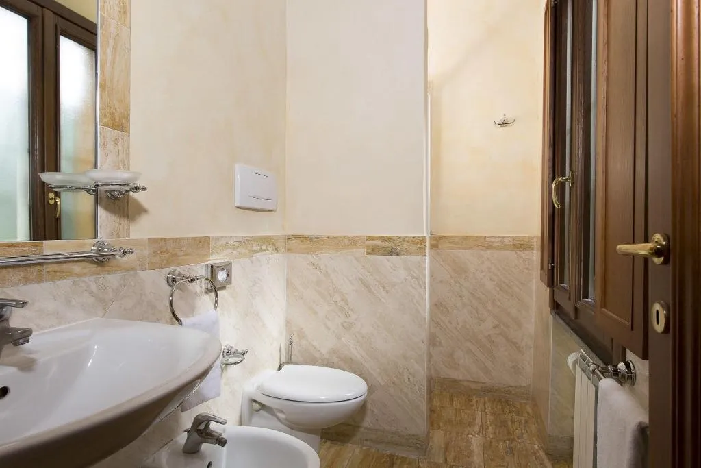 SINGLE SUPERIOR Room, Teatro Pace 33, Rome