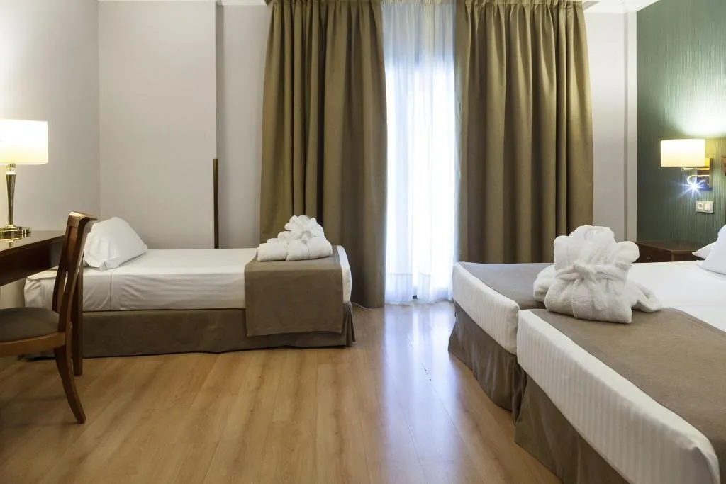 TWIN THREE BEDS Room, Becquer, Seville