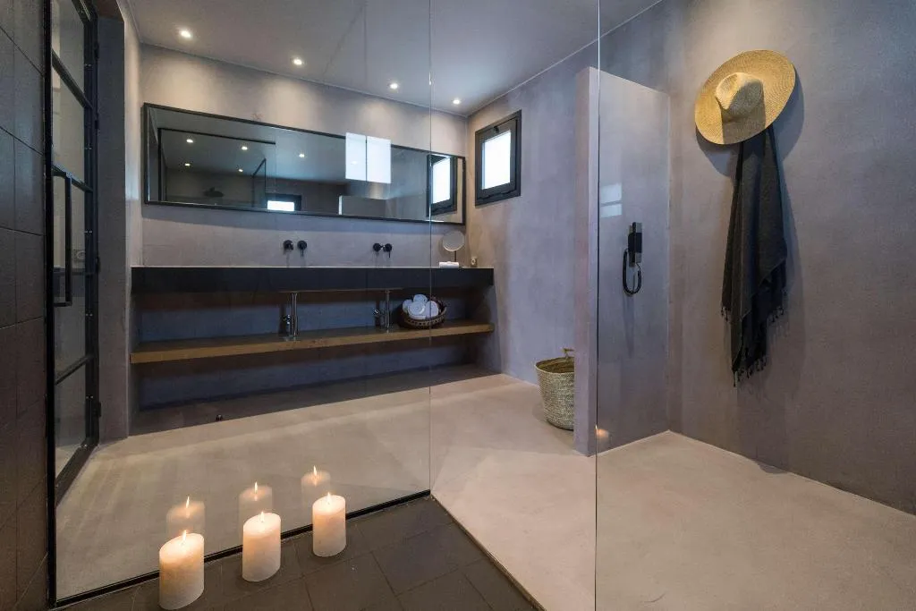 Room, Minos Beach Art Hotel, a Member of Design Hotels, Crete