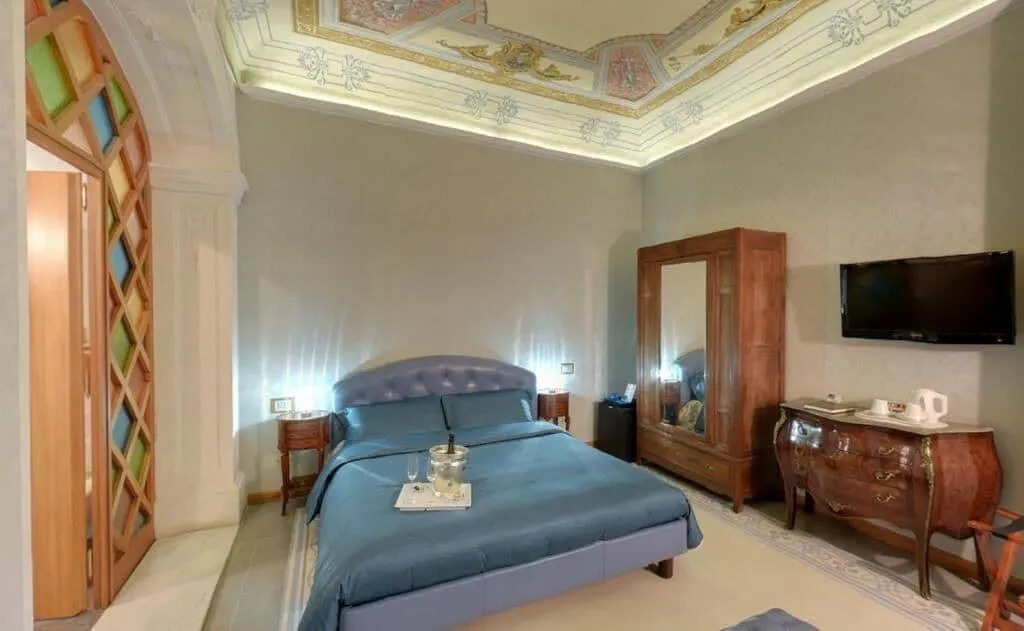 Room, Cavour 10, Florence