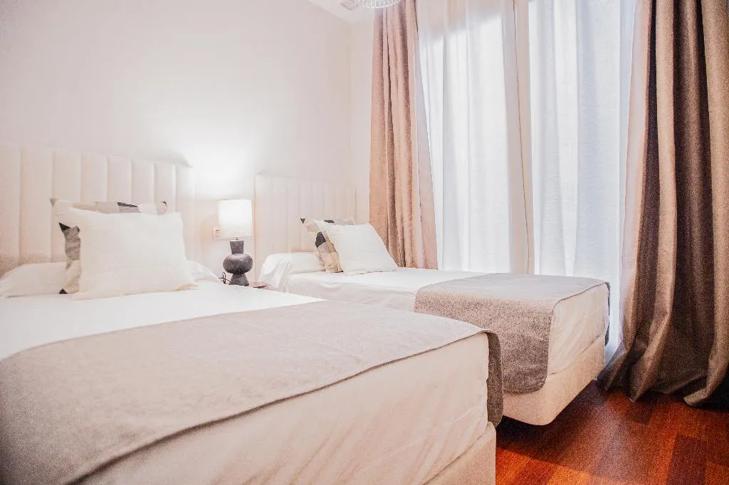 APARTMENT TWO BEDROOMS Room, azz Apartamentos Torre de la Plata, Seville
