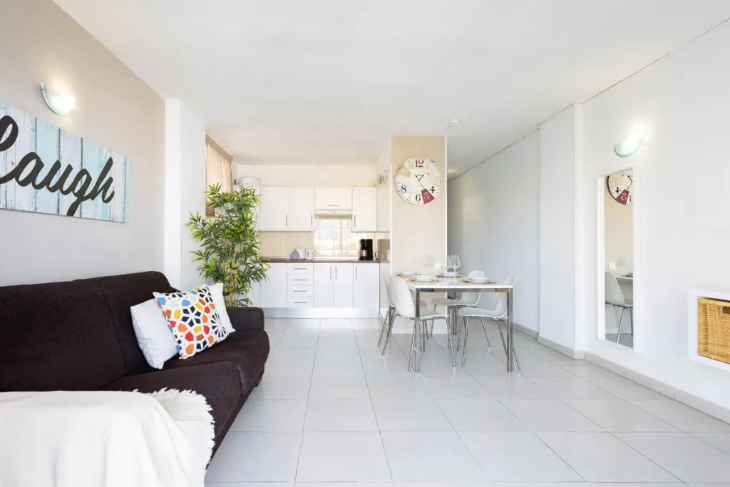 Room, Comodoro, Tenerife