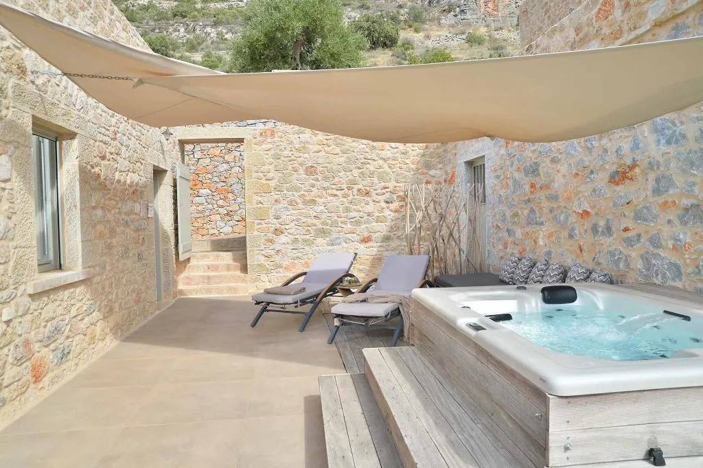 SUITE WITH JACUZZI Room, Akrolithi Boutique Hotel & Suites, Kalamata