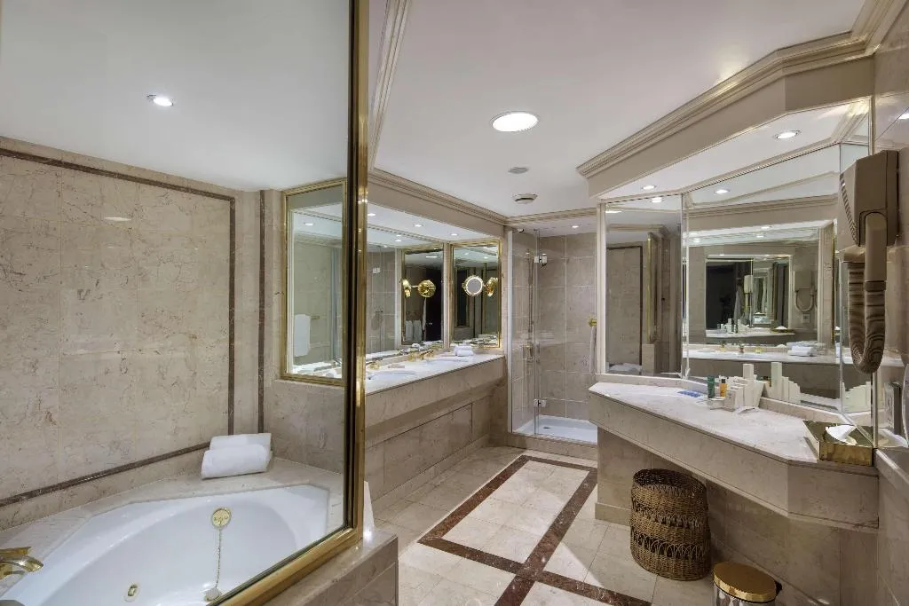SUITE STANDARD Room, Hilton Izmir, Izmir