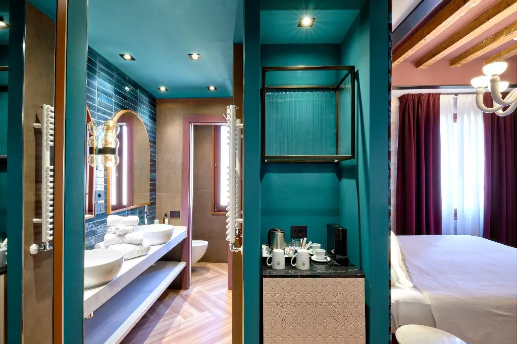 DOUBLE DELUXE CANAL VIEW Room, Ca' d'Oro, Venice