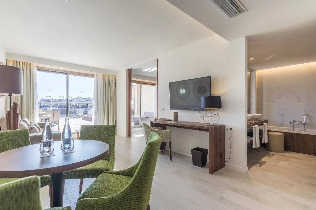 SUITE CAPACITY 3 Room, Zafiro Palace Palmanova, Majorca