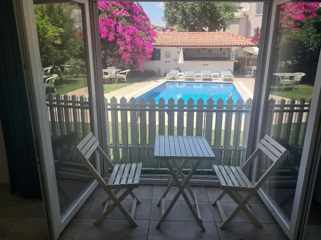 Room, Grandma's Garden, Dalaman