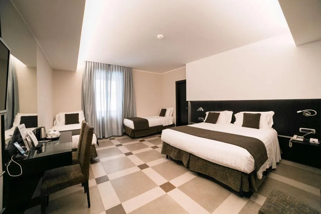 FAMILY ROOM THREE BEDS Room, Best Western Plus Hotel Universo, Rome