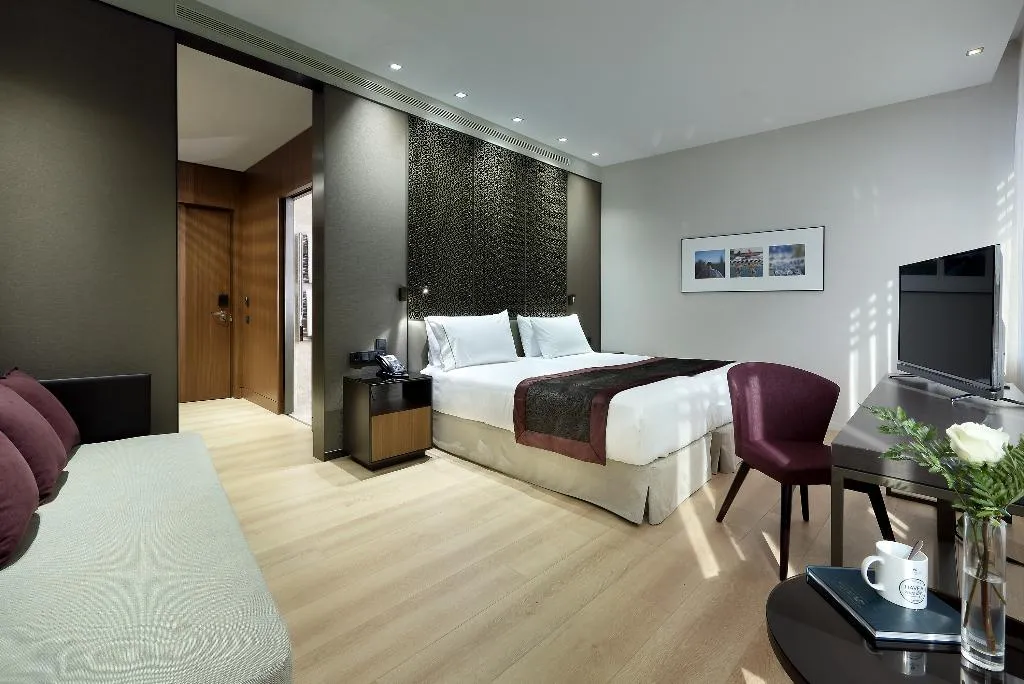 SUITE CAPACITY 4 Room, Eurostars Torre Sevilla, Seville