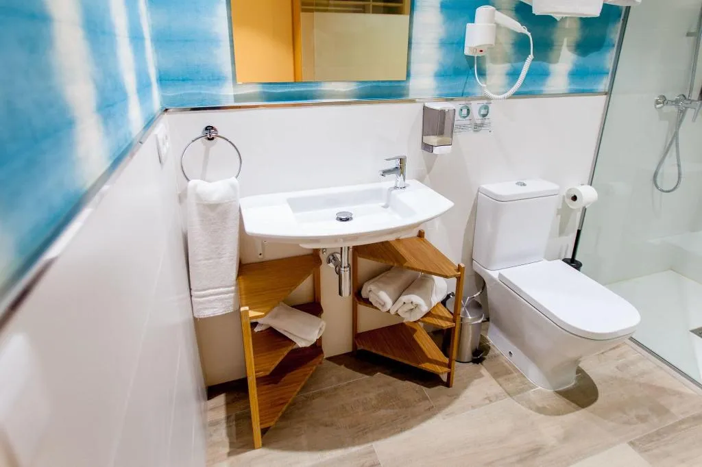 Room, Host & Home, Valencia