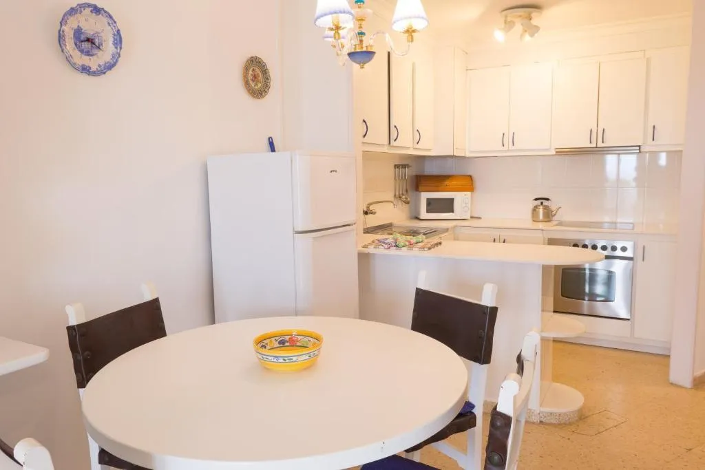 APARTMENT CAPACITY 4 ONE BEDROOM Room, Hamilton Court, Menorca