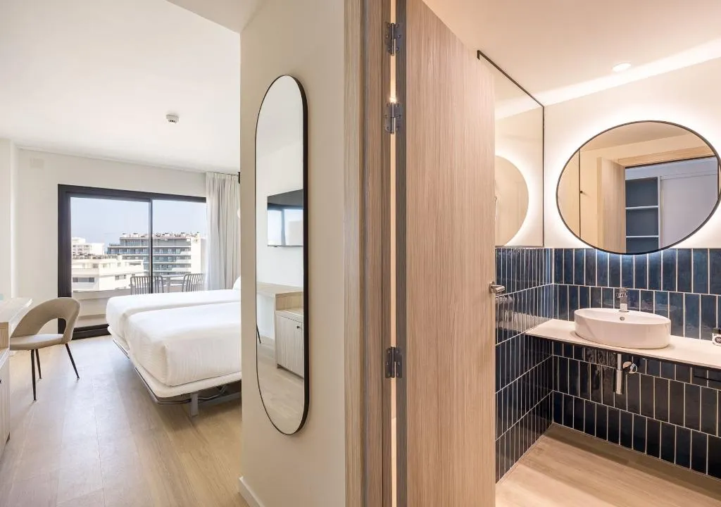 TRIPLE STANDARD Room, RH Arena, Valencia