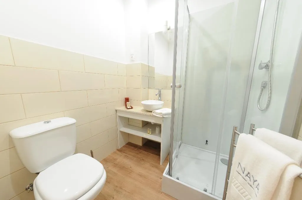 QUADRUPLE CLASSIC Room, Naya - Downtown Guesthouse, Porto