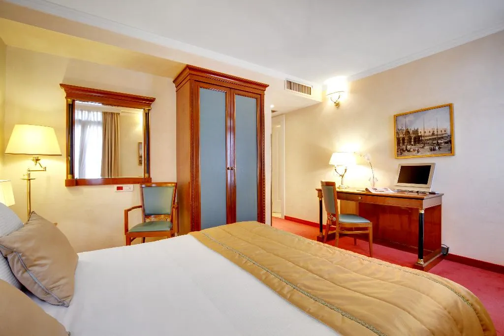 Room, Dona Palace, Venice