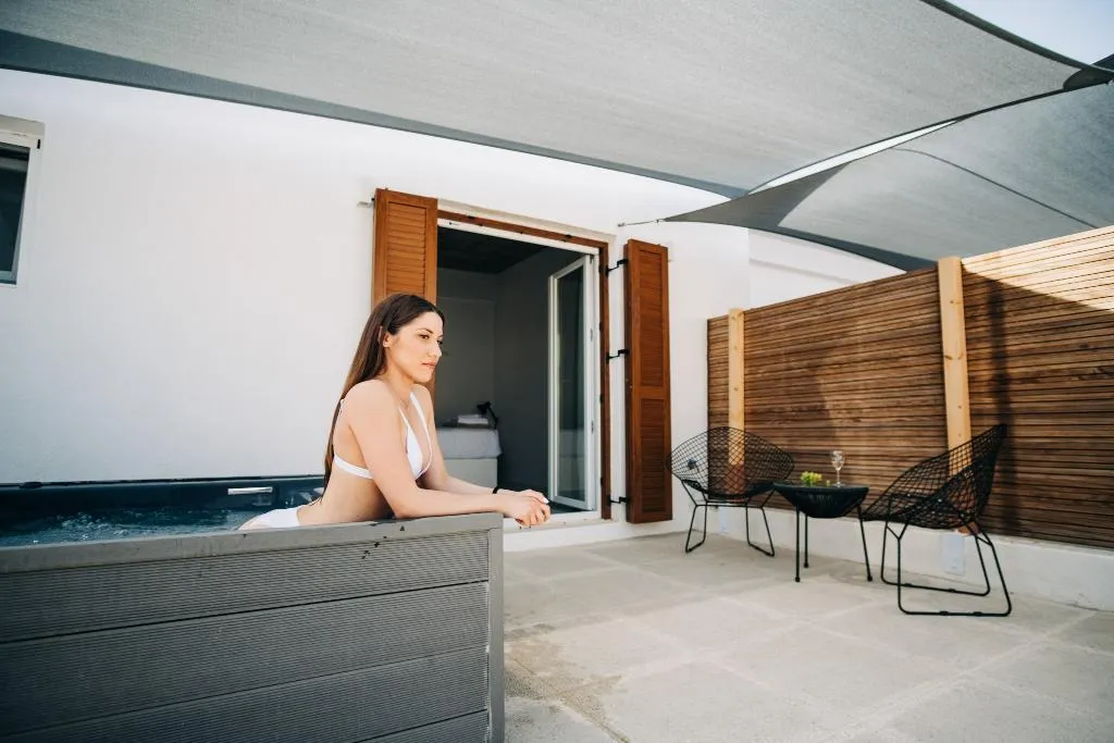 SUITE WITH JACUZZI Room, Mesanto Luxury Suites, Santorini
