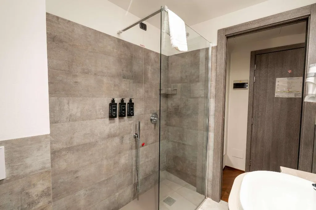 Room, Regina, Milan