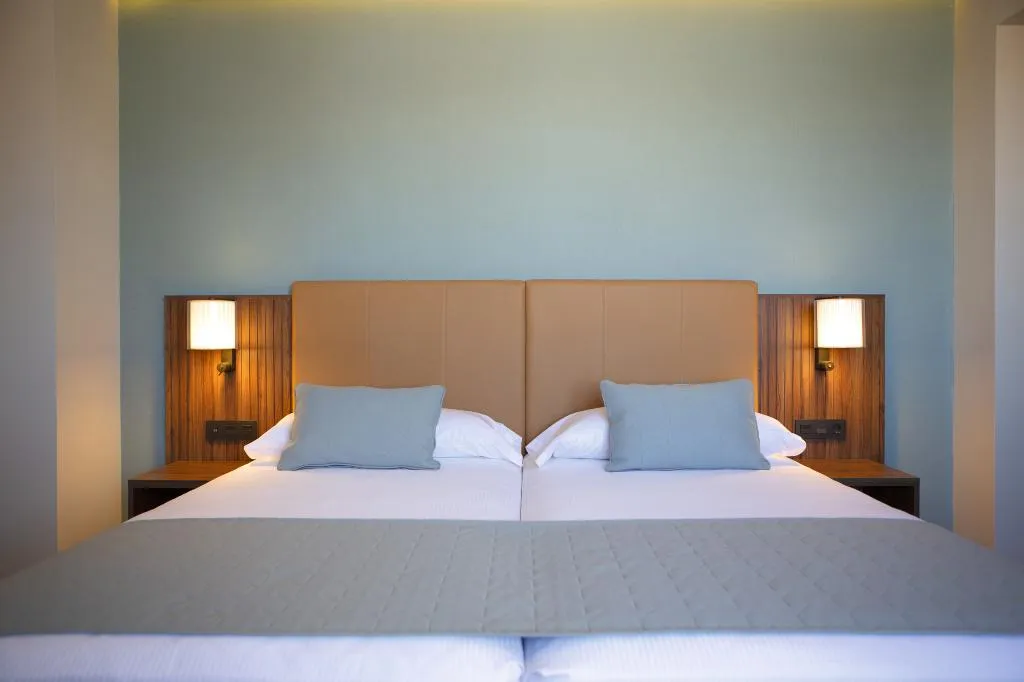 FAMILY ROOM DELUXE TWO BEDS Room, Hotel Riu Plaza España, Madrid