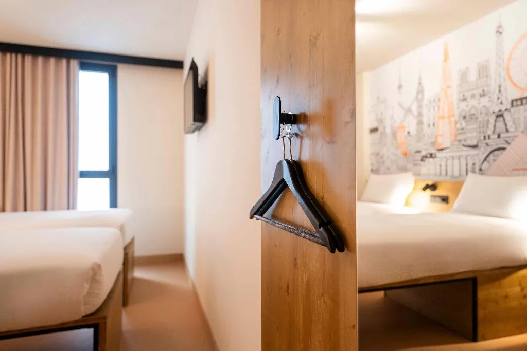 TWIN STANDARD Room, easyHotel Valencia Ciutat Vella, Valencia