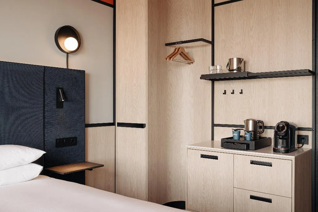 DOUBLE GUEST ROOM Room, DoubleTree by Hilton Amsterdam Centraal Station, Amsterdam