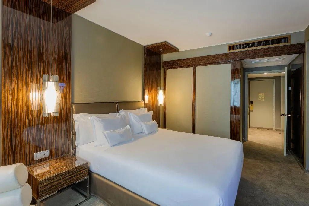DOUBLE DELUXE KING BED Room, Altis Grand Hotel, Lisbon