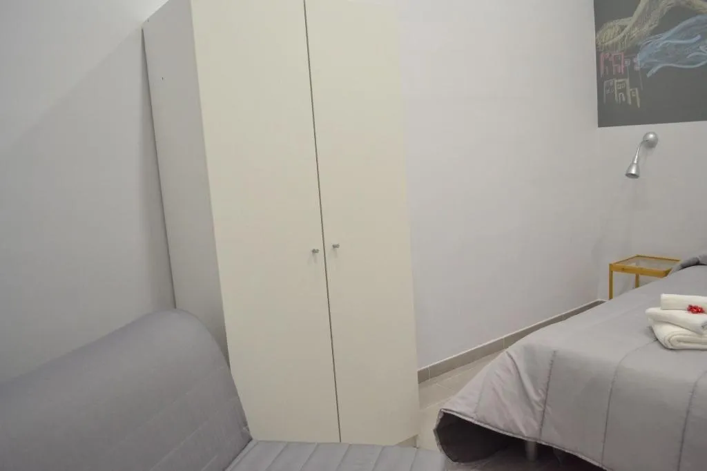 Room, Bassetto 013, Naples