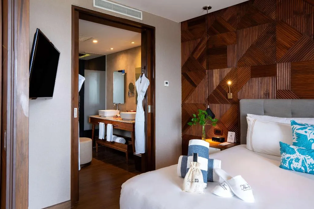 SUITE PARTIAL OCEAN VIEW KING BED Room, The Fives Downtown Hotel, Curio by Hilton, Playa Del Carmen