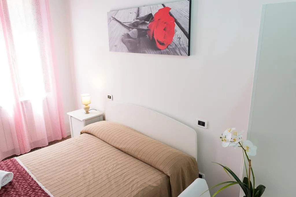 Double or Twin ECONOMY WITH SHARED BATHROOM Room, Backpackers house venice, Venice